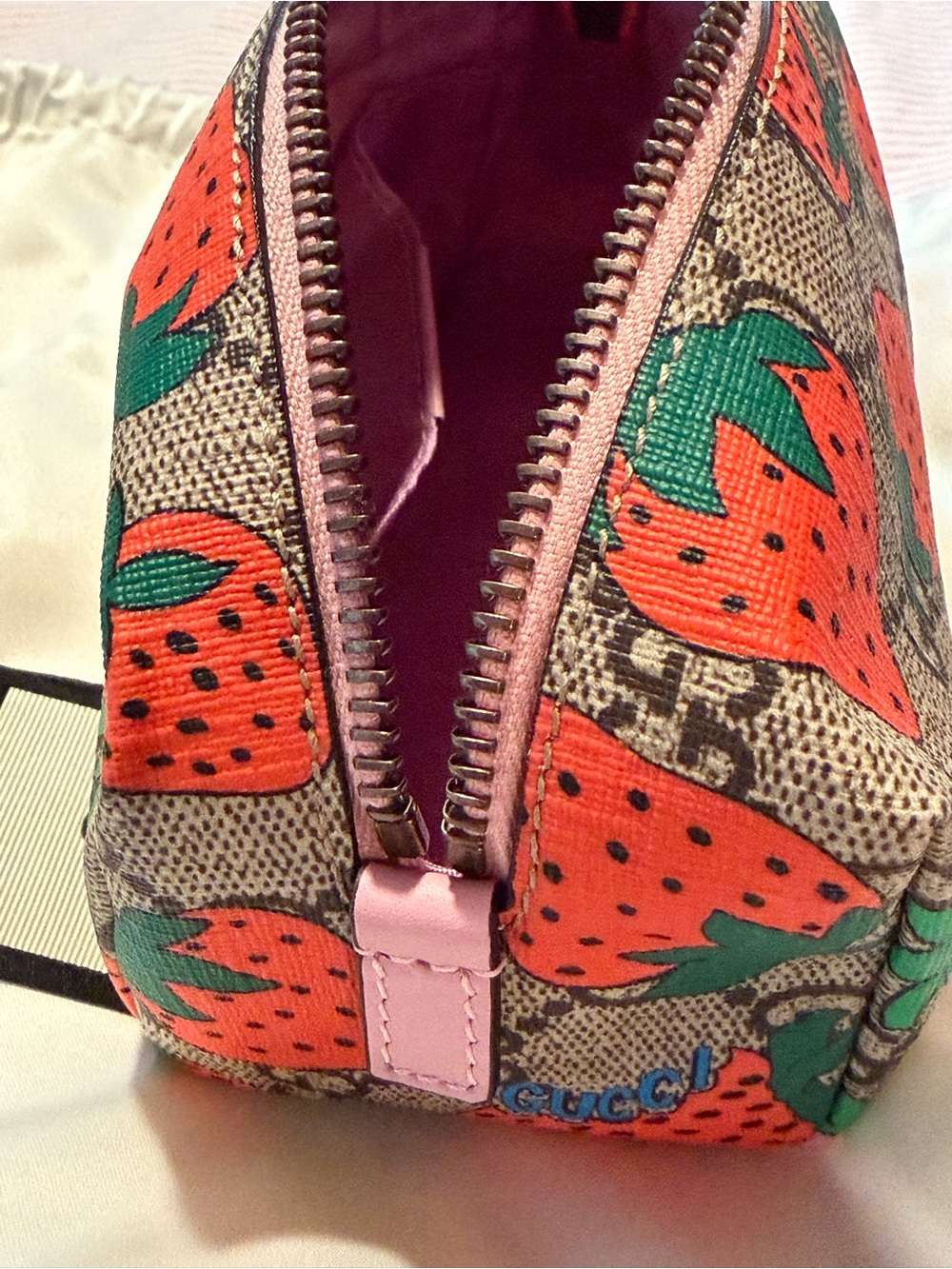 Gucci Strawberry GG Supreme Canvas Cosmetic Pouch ๐ ๐ - Picture 7 of 14